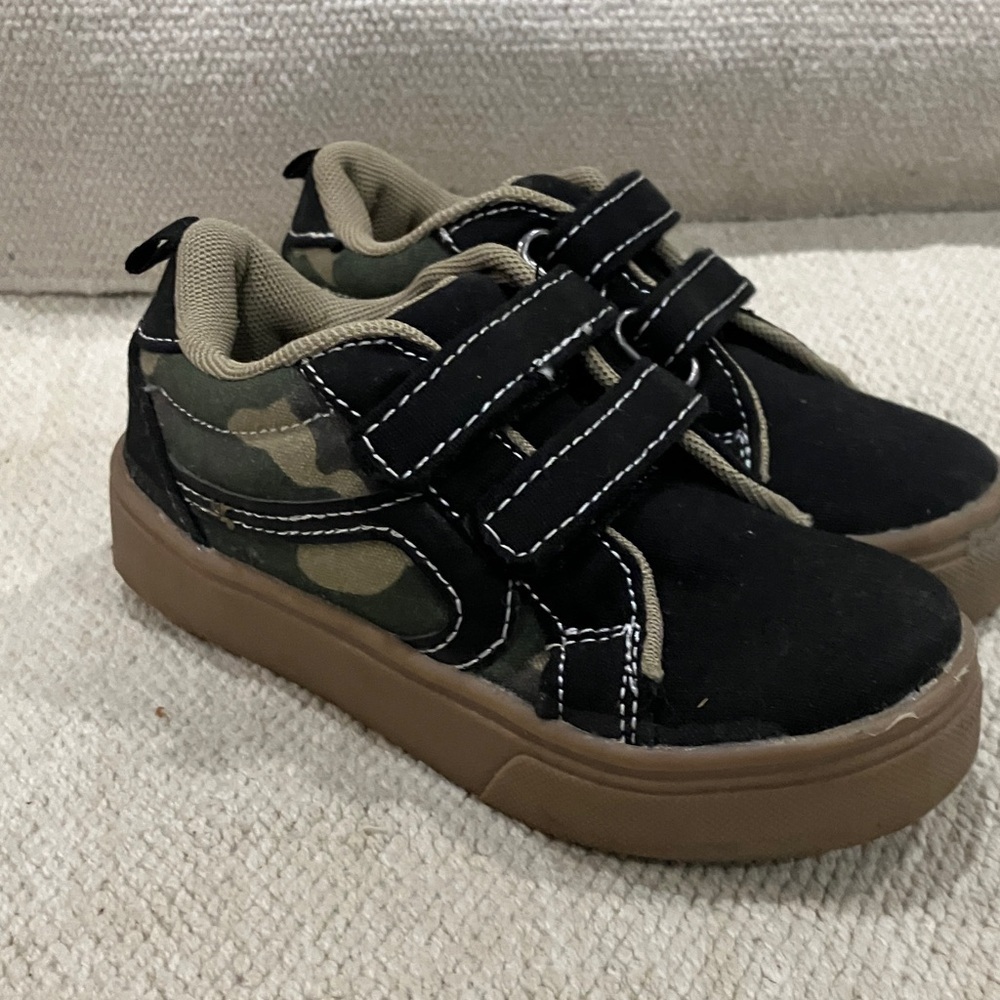 Velcro close Camouflage and Black Kids Sneakers toddler size 8
